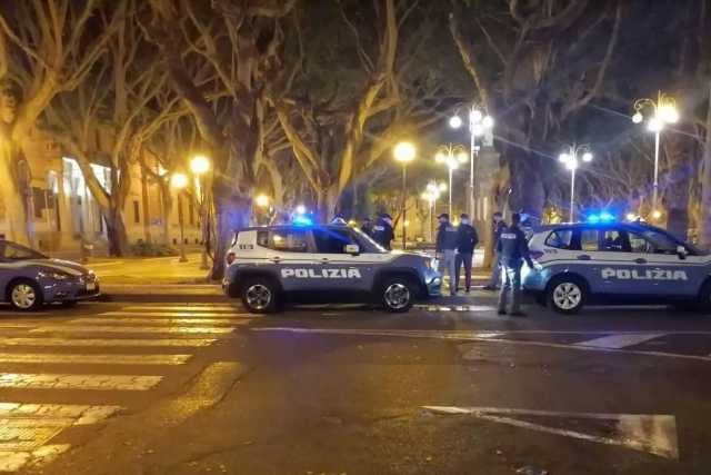 Ruba la borsa ad un'anziana in piazza del Carmine, però i passanti lo immobilizzano: divieto di dimora a Cagliari