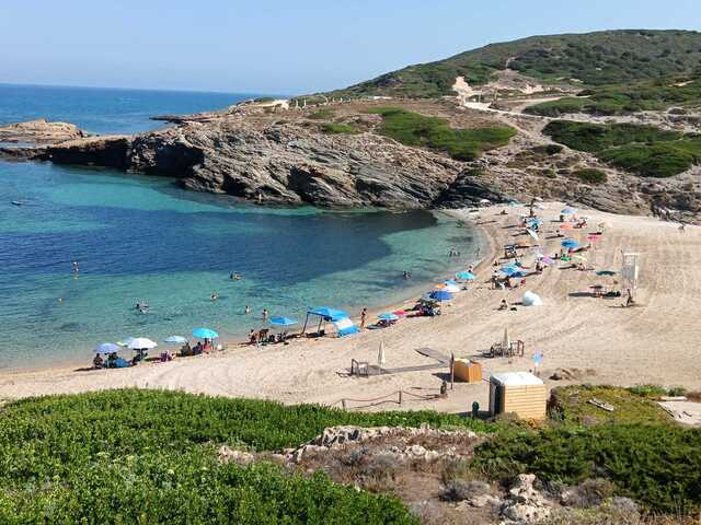 Sassari, posidonia rimossa dalla spiaggia di Porto Palmas: sarà riposta sulla sabbia a fine stagione