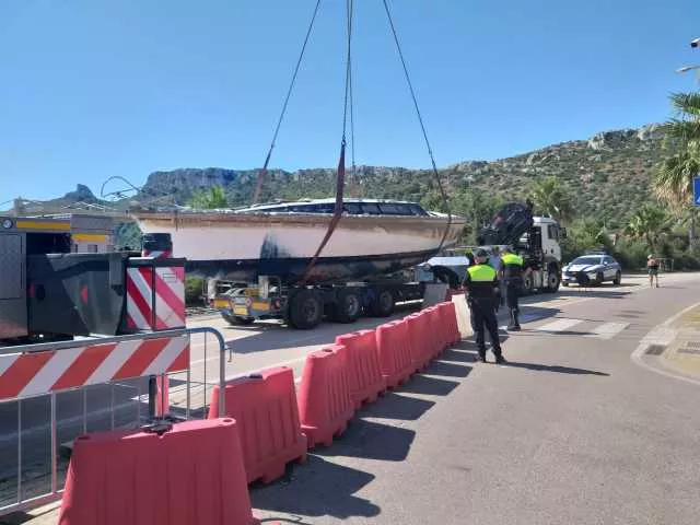 RimozioneBarca D0 Rimossa la barca arenata al Poetto: