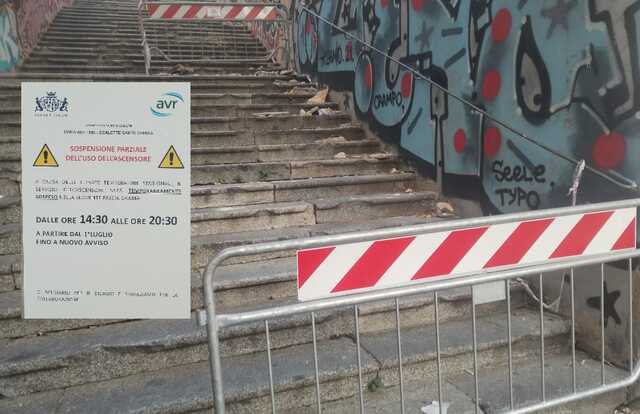 Niente ascensore, calcinacci sulle scale e tanto caldo: l'incubo delle scalette di Santa Chiara in estate a Cagliari