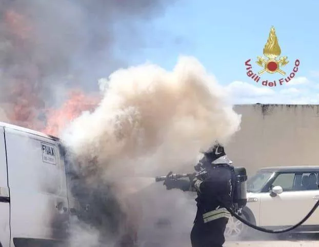WhatsApp Image 2026 07 03 At 15.31.18 Possibile guasto elettrico, furgone in fiamme in un parcheggio a Elmas