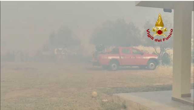 Devastante rogo a Elmas, case evacuate: chiusa la statale 130