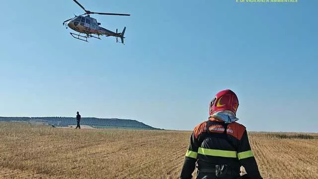 Due grossi incendi nell'oristanese: elicotteri in volo e arriva anche un canadair