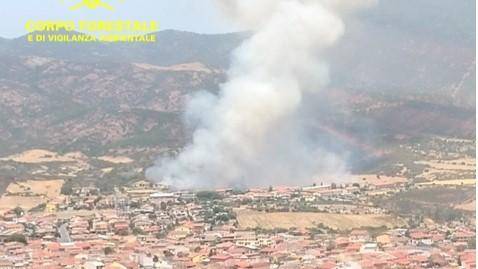 Fiamme nelle campagne di Domusnovas: enorme colonna di fumo, elicotteri in volo