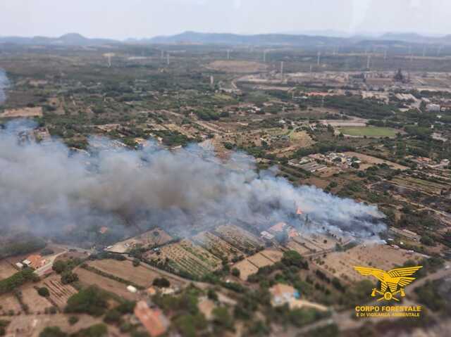 Ancora fuoco a Portoscuso, fiamme vicine alle case e al campo sportivo: richiesto il canadair