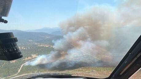 Grosso incendio a Padru, colonna di fumo visibile da chilometri: arrivano due canadair
