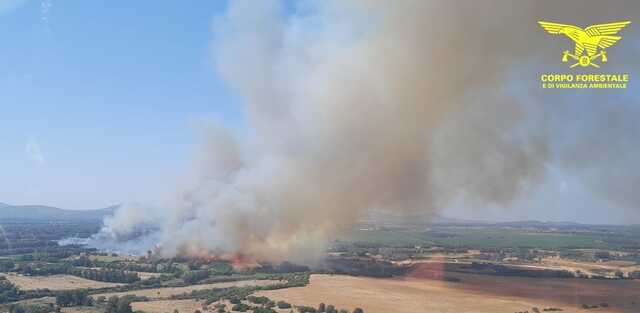 Enorme incendio nelle campagne di Alghero, elicotteri in volo e squadre a terra contro le fiamme 