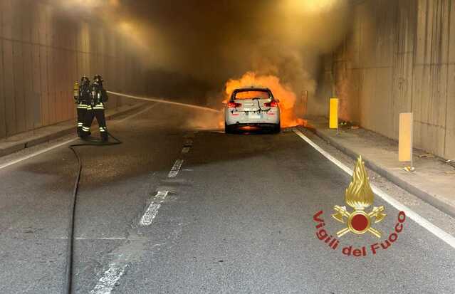 Auto a fuoco dentro la galleria a Olbia: attimi di paura, tunnel chiuso 