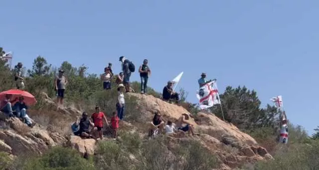 Centinaia di sardi in sit-in a Cala Finanza contro il progetto di Tavolara Bay: