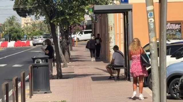 Cagliari da bollino rosso per l'afa, le interviste a cittadini e operai: "Non si riesce più a dormire, caldo tremendo" (Video)