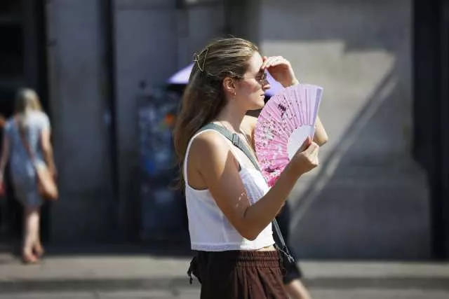 Caldo Ventaglio Arriva la terza ondata di caldo africano: in Sardegna picchi fino a 40 gradi nel weekend