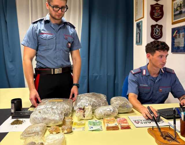 Quartu, lascia la droga in auto: i carabinieri la vedono e scatta l'arresto 