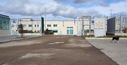 Bancali, un detenuto appicca le fiamme in carcere e muore: agenti intossicati per le esalazioni