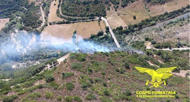 Giornata ad alto rischio incendi, rogo a Escalaplano e bonifiche in corso a Bonorva