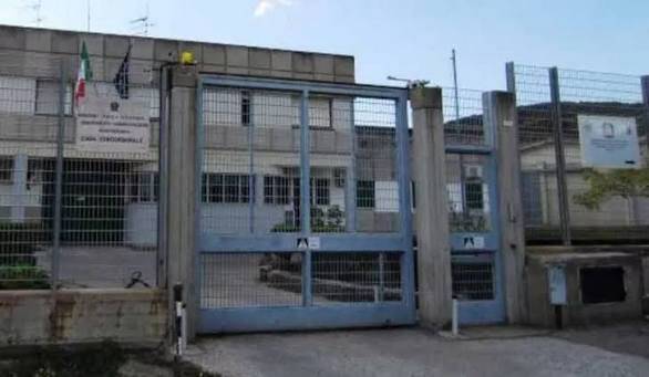 Cpr Macomer T5 Proteste dei migranti al centro rimpatri di Macomer, incendiata una sezione: