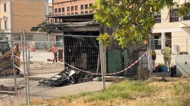 Cagliari, in fiamme l'edicola di viale Diaz davanti al cantiere della metro: "Tutto distrutto, ho provato a spegnere il rogo"