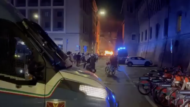 Presidio per Fakir, notte di guerriglia a Bologna: feriti, auto incendiate e scontri tra manifestanti e polizia