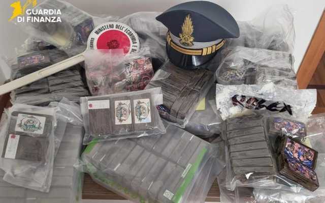 La droga viaggia dentro i pacchi postali fino ai locker del Cagliaritano: sequestrati 25 chili di hashish
