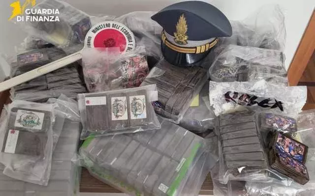 La droga viaggia dentro i pacchi postali fino ai locker del Cagliaritano: sequestrati 25 chili di hashish
