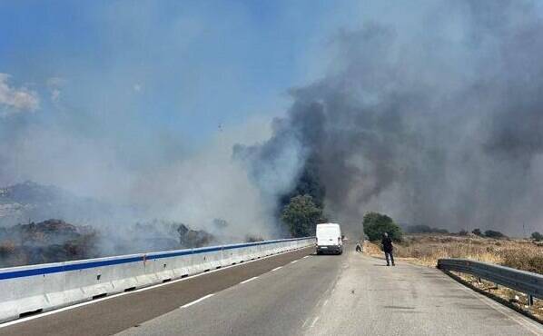 Grosso incendio a Macomer, il fumo arriva sulla statale 131: carreggiata chiusa in direzione Sassari