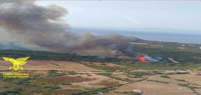 Rogo di nuovo acceso ad Aglientu: sul posto un elicottero e due canadair