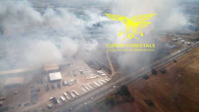Incendio Elmas La Sardegna brucia anche oggi: grossi roghi a Elmas, Fonni e Carbonia