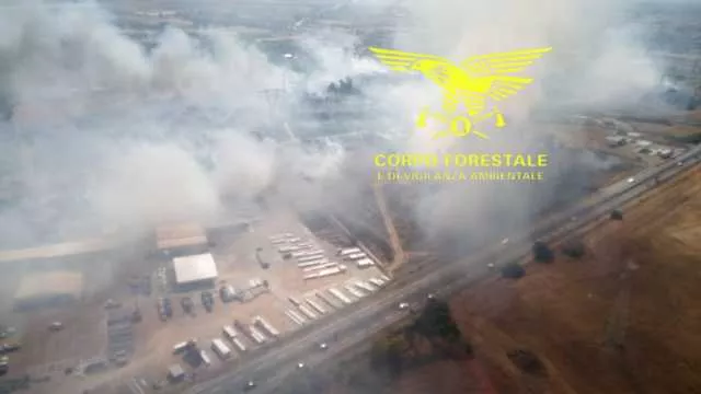 La Sardegna brucia anche oggi: grossi roghi a Elmas, Fonni e Carbonia