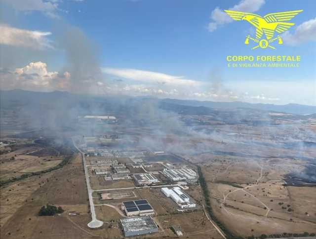 Da Noragugume a Iglesias, l'isola continua a bruciare: mezzi aerei in volo per spegnere i roghi