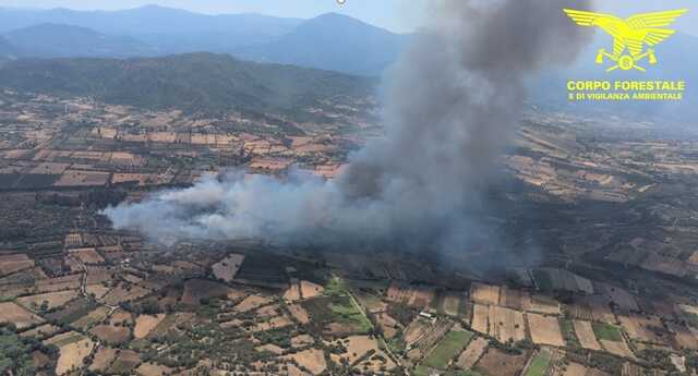 Grosso incendio a Triei in Ogliastra, in volo elicotteri e canadair (video)