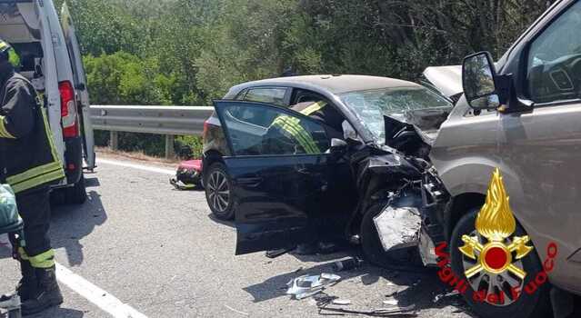 Van contro auto sulla 125 tra Arzachena e Olbia: due feriti gravi, altri quattro (tra cui due minori) in ospedale 