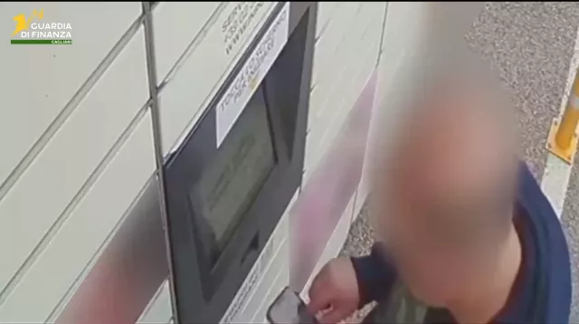 Locker Con La Droga Cagliari, 5 chili e mezzo di hashish spediti per posta: arrestato al ritiro del pacco
