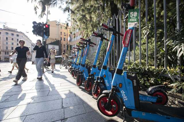 Monopattini elettrici, da oggi scatta l'assicurazione obbligatoria ma "solo un mezzo su 10 ha la targa"