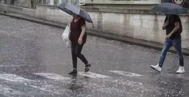 Pioggia Ombrelli Ondate caldo, qualche giorno di tregua grazie all'arrivo della pioggia: temperature giù di 6 gradi