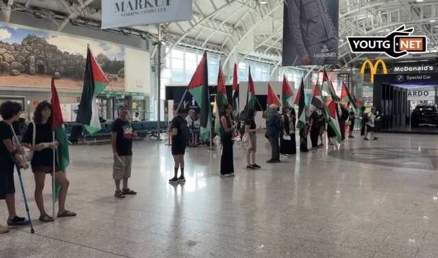 Volo in arrivo da Israele a Cagliari, la protesta degli attivisti per la Palestina all'aeroporto di Elmas (Video)