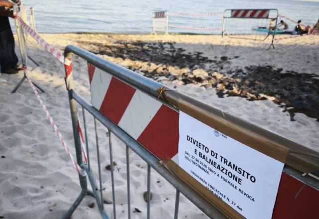 Liquami maleodoranti, divieto di balneazione in un tratto del litorale di Pula: “In attesa degli esiti degli accertamenti”