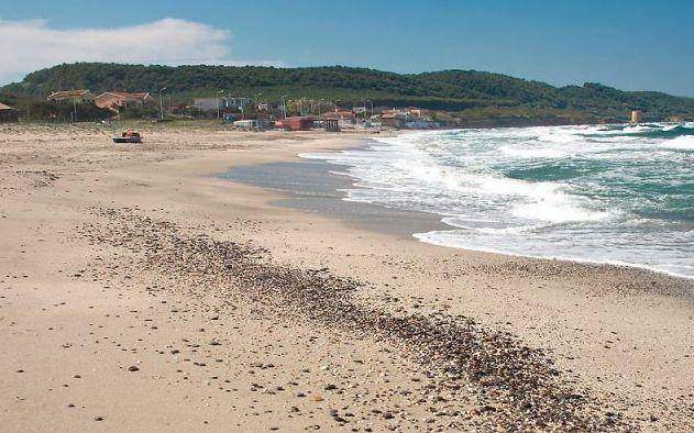 Spiaggia Platamona Annega in mare sotto gli occhi della figlia: tragedia a Platamona