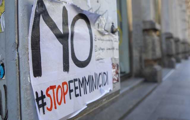 Si può vivere con la paura di essere uccise da un uomo che non accetta un rifiuto nel 2026? "Se toccano una, toccano tutte"