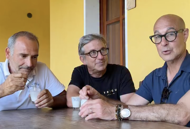 Stanley Tucci in Sardegna, la tappa a Gonnostramatza e il video con l'assaggio del gelato al latte di capra