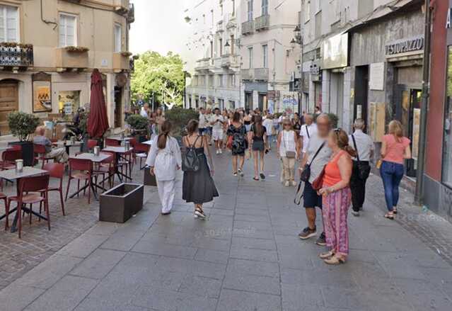 Cagliari, violenta aggressione in piazza Martiri: pugni e minacce con la pistola, due uomini ai domiciliari