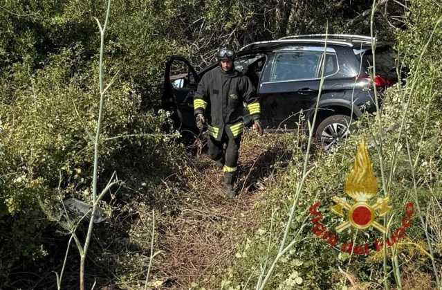 Arzachena, perde il controllo dell'auto e finisce fuori strada: due persone incastrate fra le lamiere