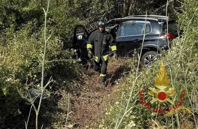 Arzachena, perde il controllo dell'auto e finisce fuori strada: due persone incastrate fra le lamiere
