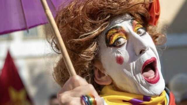 Addio a Giovanni "Yannino" Dettori: gli artisti sardi piangono il trasformista e icona della libertà