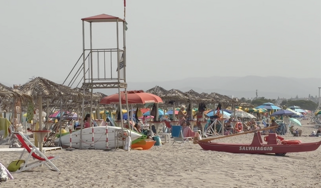 Sicurezza e prevenzione al Poetto, i bagnini: "Rispettate le bandiere e non andate oltre i vostri limiti"