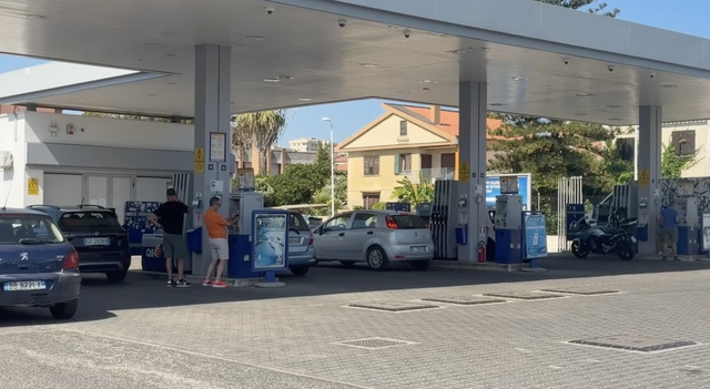 Carburanti e conto sempre più salato, Adiconsum: “In Sardegna i trasporti non funzionano, costretti a usare l’auto”