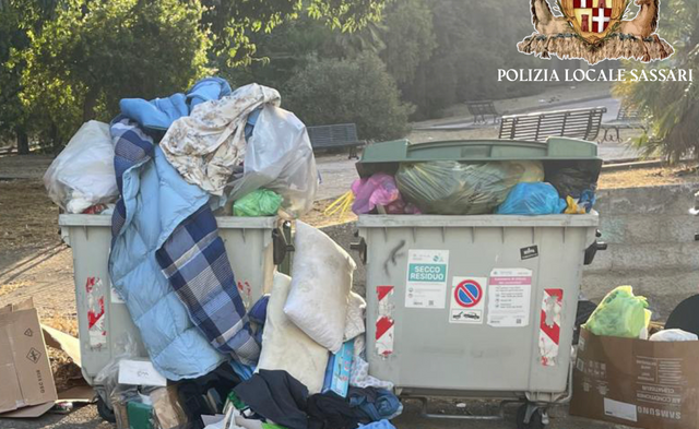 Sassari, sommerge di rifiuti i cassonetti e la polizia locale lo sanziona per 1000 euro