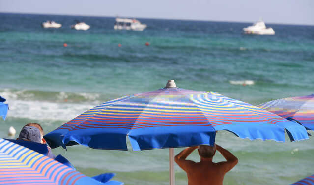 Bosa, ombrelloni e lettini per assicurarsi il posto in spiaggia: 50 sequestri 