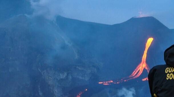 L'eruzione dell'Etna paralizza l'aeroporto di Catania, 700 voli saltati: "Non si sa quanto durerà"