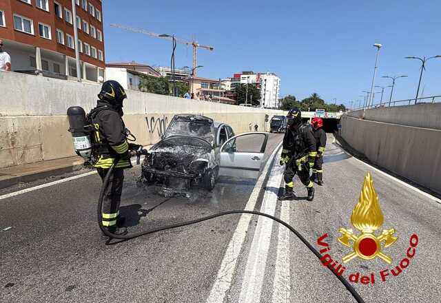 Olbia, auto in fiamme all’uscita del tunnel in centro città (Video)