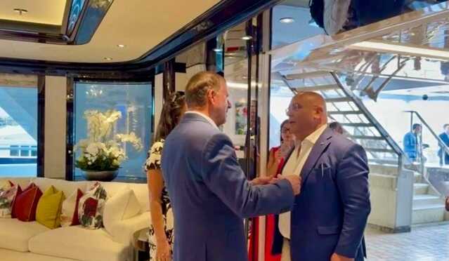 Dazi sul Pecorino romano, incontro riservato con l'ambasciatore sullo yacht a Porto Cervo: "Ne parlerà con Trump"