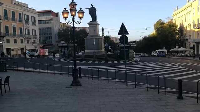 Cagliari, via i tavolini per alcune ore in centro: disinfestazione urgente il 13 e 14 agosto 